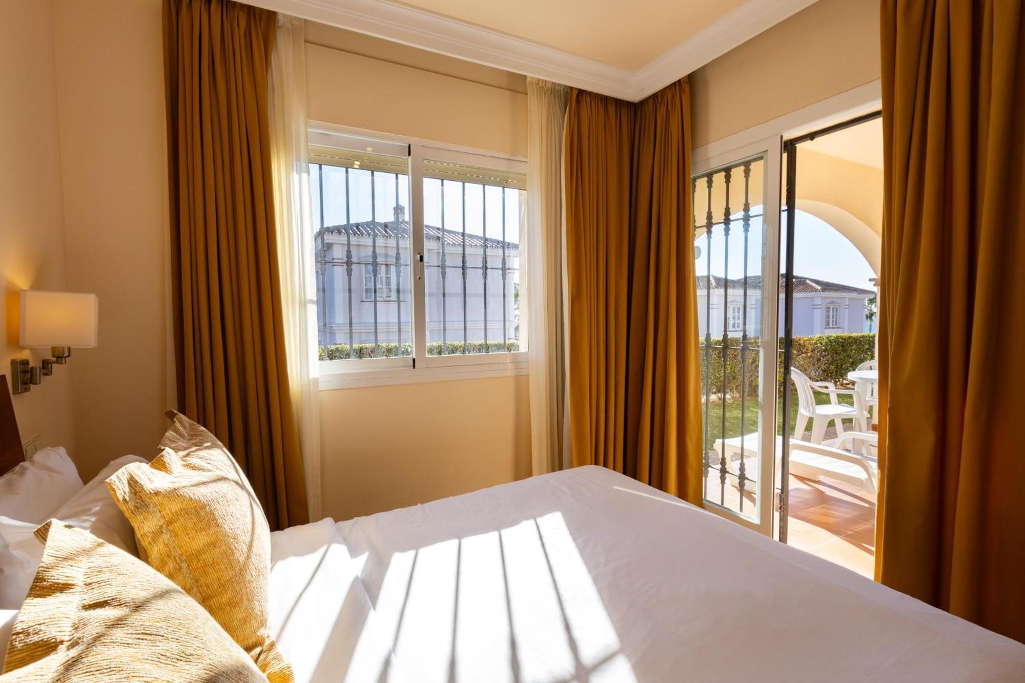 Ramada Hotel & Suites By Wyndham Costa Del Sol 푸엔히롤라 외부 사진