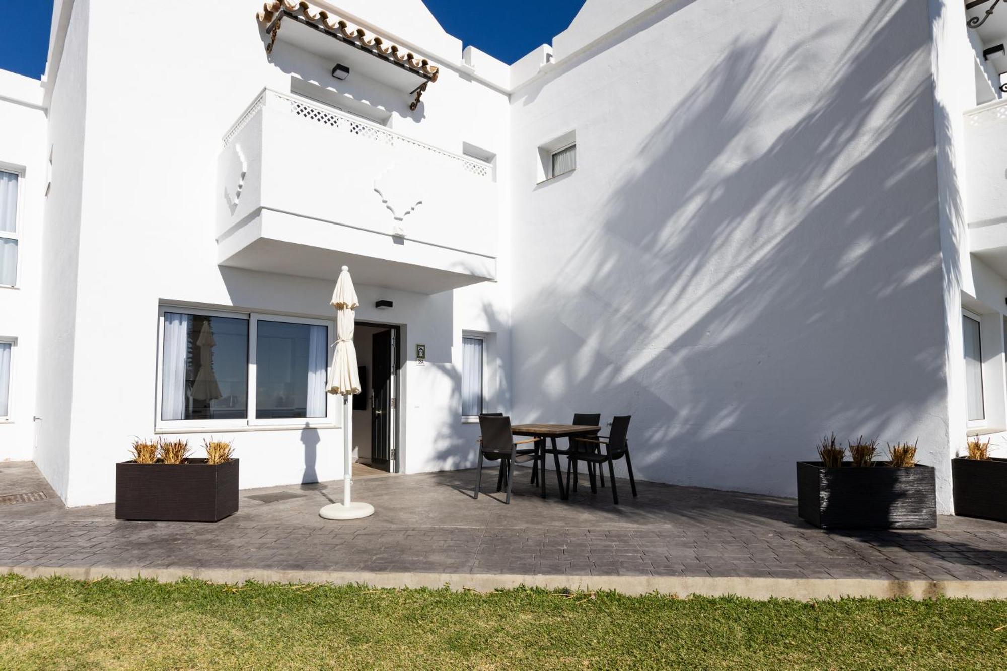 Ramada Hotel & Suites By Wyndham Costa Del Sol 푸엔히롤라 외부 사진