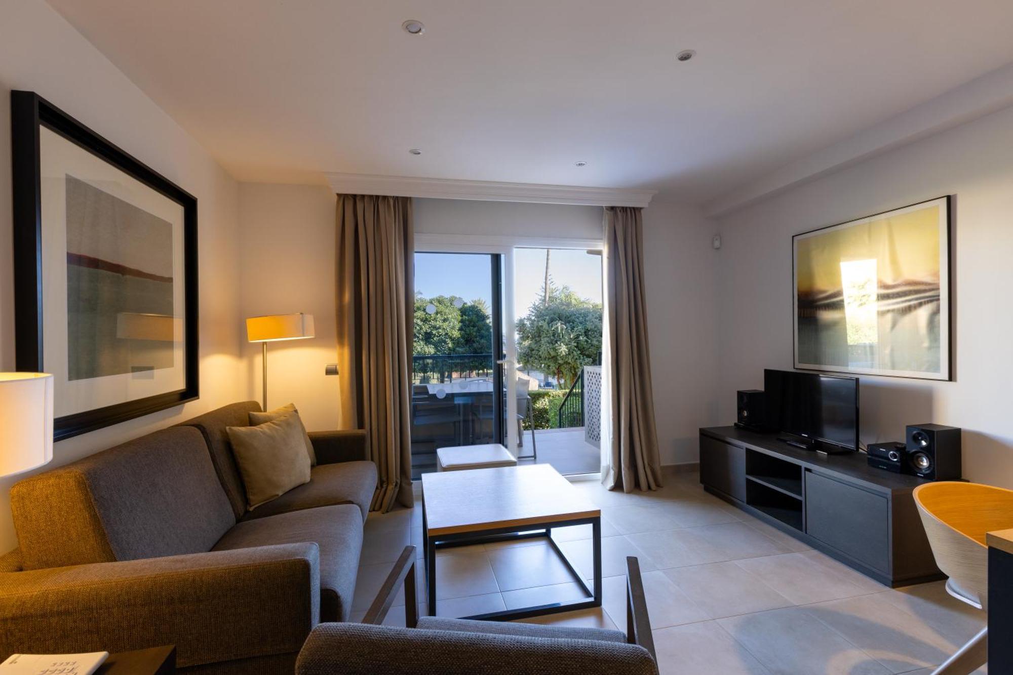 Ramada Hotel & Suites By Wyndham Costa Del Sol 푸엔히롤라 외부 사진