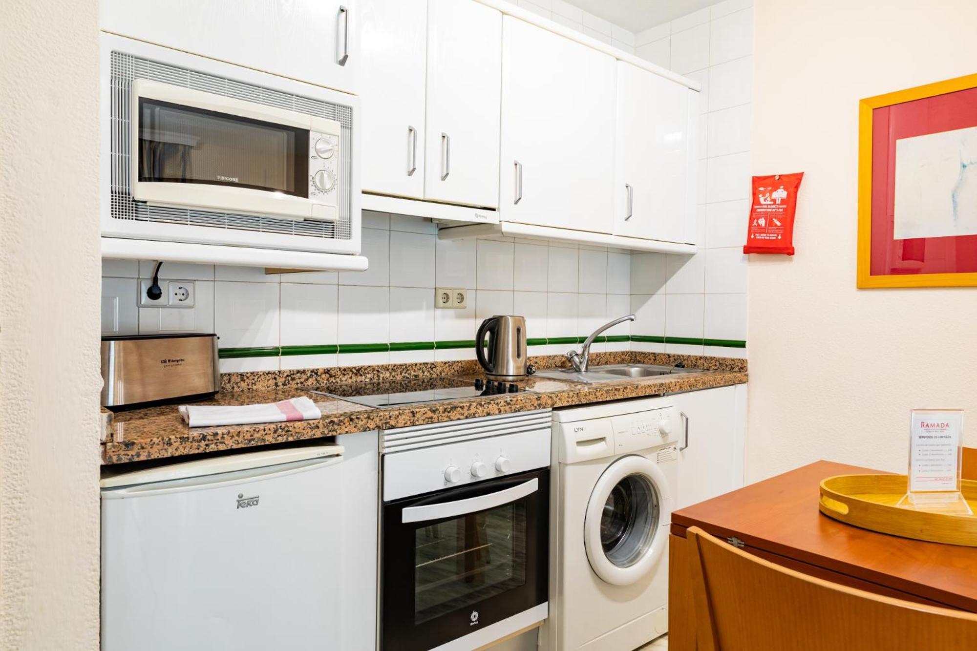 Ramada Hotel & Suites By Wyndham Costa Del Sol 푸엔히롤라 외부 사진