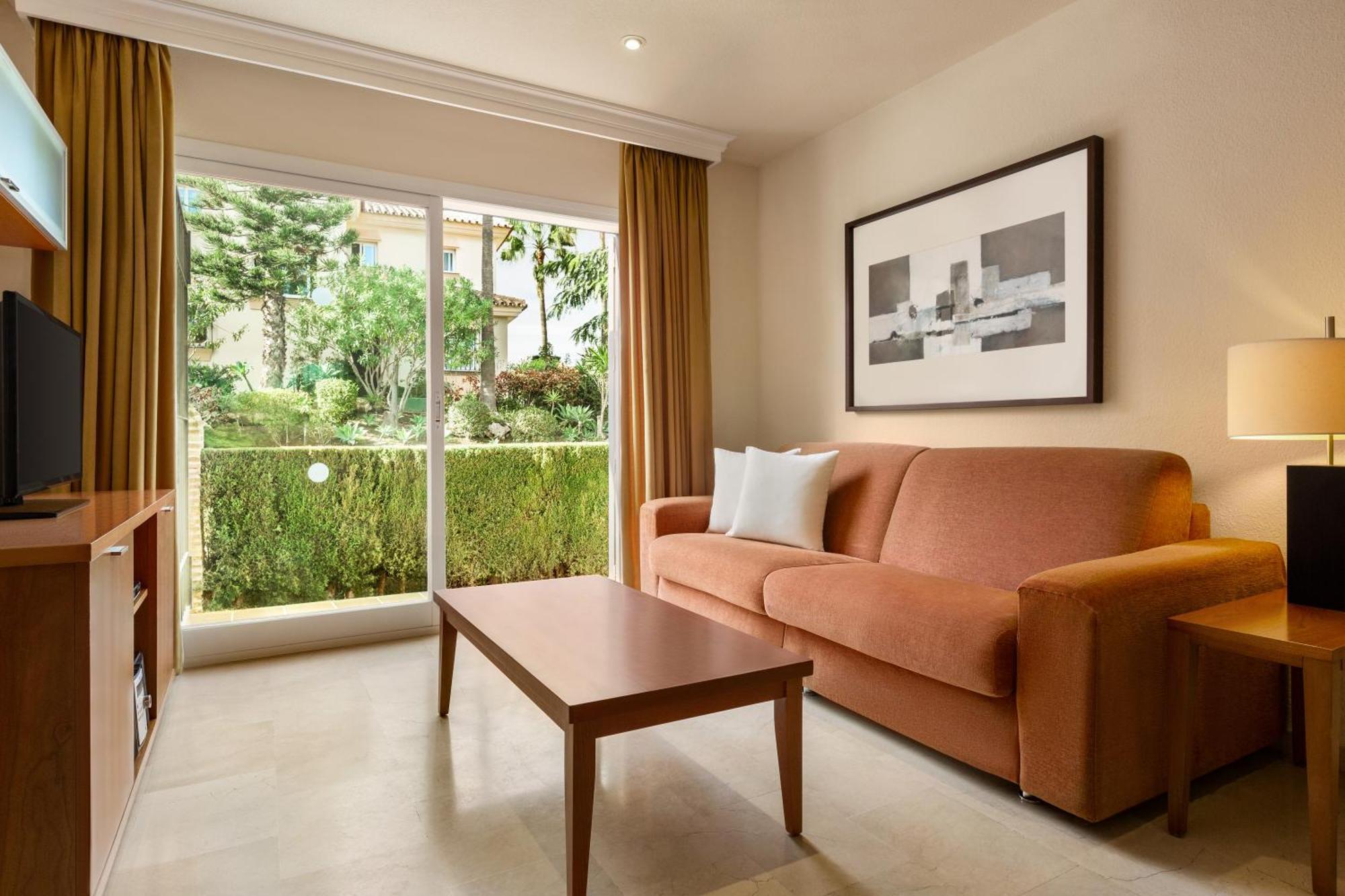 Ramada Hotel & Suites By Wyndham Costa Del Sol 푸엔히롤라 외부 사진