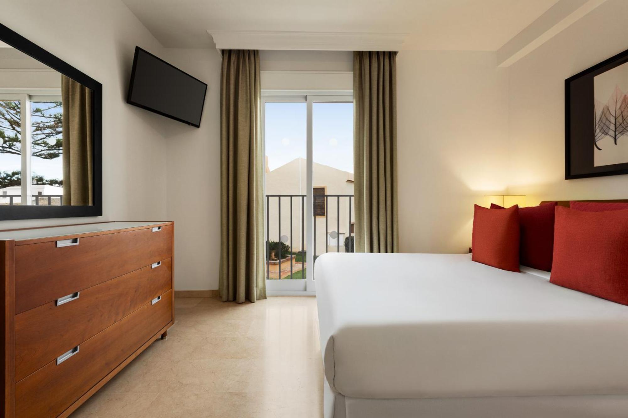 Ramada Hotel & Suites By Wyndham Costa Del Sol 푸엔히롤라 외부 사진