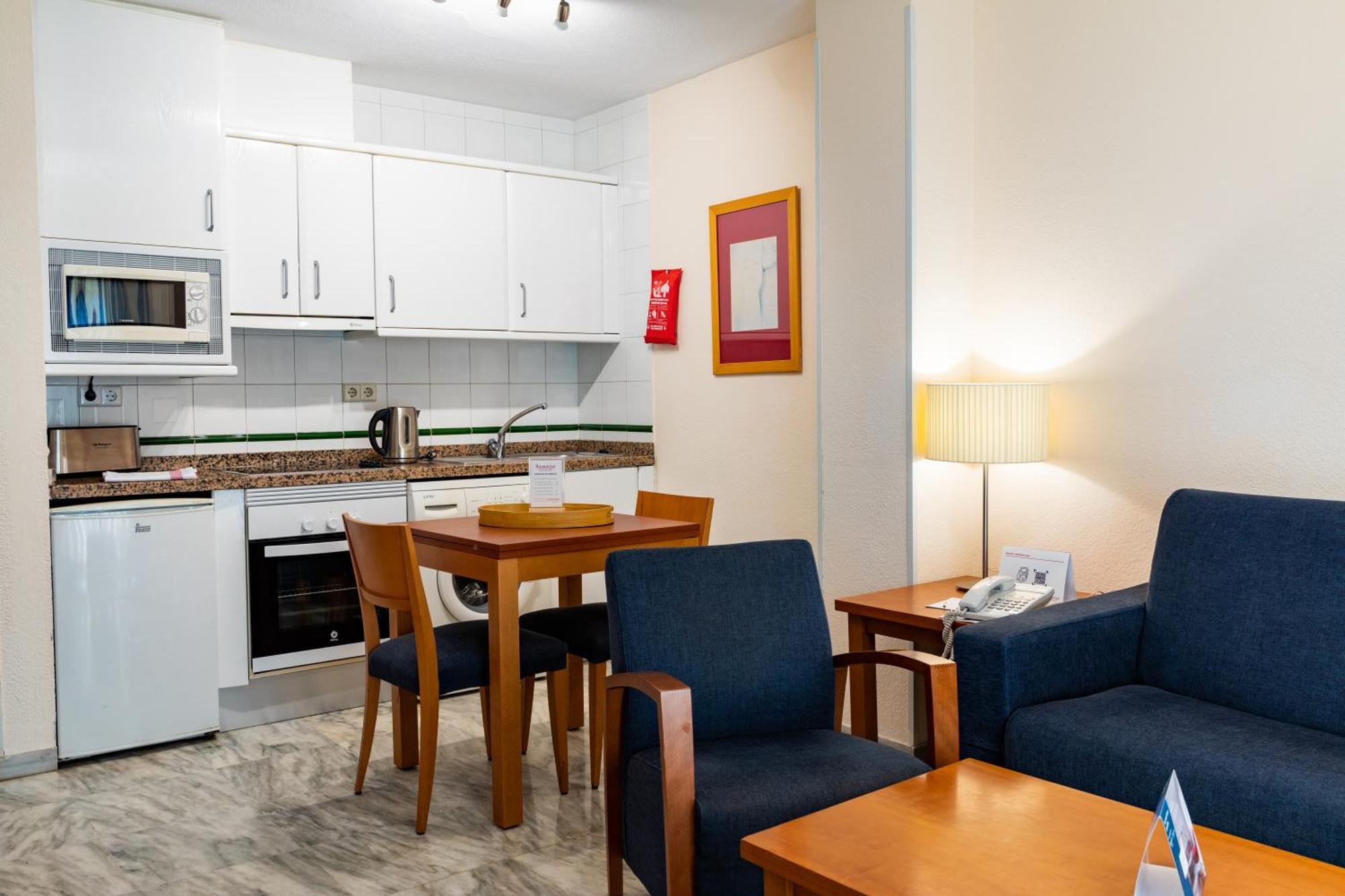 Ramada Hotel & Suites By Wyndham Costa Del Sol 푸엔히롤라 외부 사진